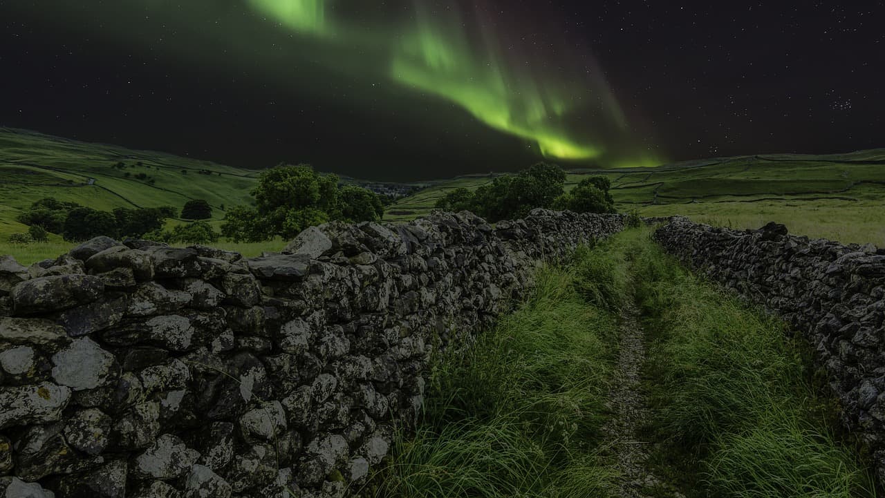 Northern Lights Enchants the UK in a Spectacular Display in Consett, North East England