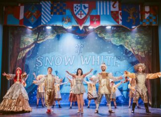 Snow White at The Watling Spaces – The Roxy Pantomime Review Snow White at The Watling Spaces – The Roxy Pantomime Review